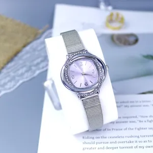Damen Mode Quarzarmbanduhr mit lila Zifferblatt silbernem Mesh Armband und Strass Lünette.