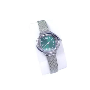Elegante Damenarmbanduhr mit grünem Zifferblatt, Strasslünette und silbernem Mesh-Armband.