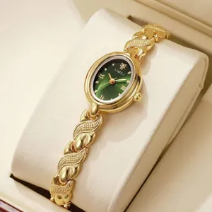 Montre quartz femme vintage élégante avec cadran ovale vert et beau bracelet doré.