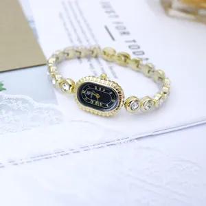 Vintage goldene ovale Quarz Armbanduhr mit Kristallen für Damen Modeuhr Accessoire.