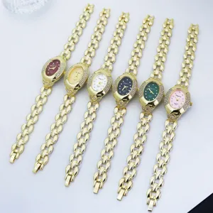 Reloj de cuarzo vintage para mujer con esfera ovalada, pedrería y pulsera de metal.