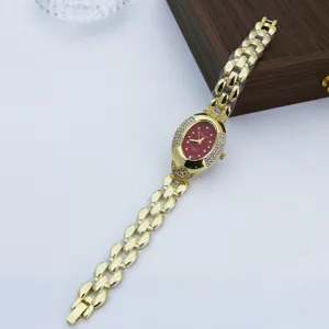 Reloj de mujer de cuarzo con estrás ovalado estilo vintage con esfera roja y pulsera de oro.