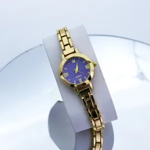 Orologio da donna al quarzo elegante con quadrante viola cinturino metallo oro dettaglio.