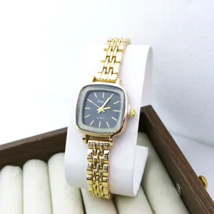 Petite montre quartz femme carrée avec bracelet métal, élégante et minimaliste chic.
