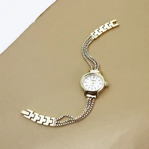Elegante goldene Damen-Quarzuhr mit mehrsträngigem Kettenarmband-Design. Schickes und stilvolles Accessoire.
