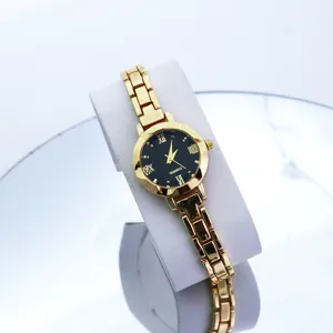 Elegante orologio da donna al quarzo con quadrante nero e bracciale a maglie dorate.