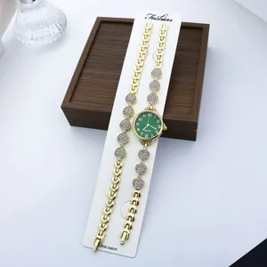 Detailansicht der Damen Quarzuhr mit grünem Zifferblatt und Strass Herz Armband Set.