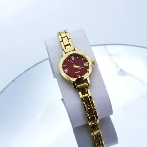 Orologio da donna minimalista con quadrante tondo e cinturino a catena oro, chic.