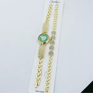 Damenuhr Armband Set mit gruenem Herz Zifferblatt und Straessersteinen eleganter Stil.