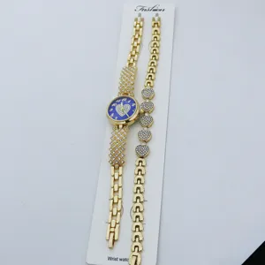 Goldfarbenes Damen Quarz Armbanduhr Set mit blauem Herz Zifferblatt und Strasssteinen.