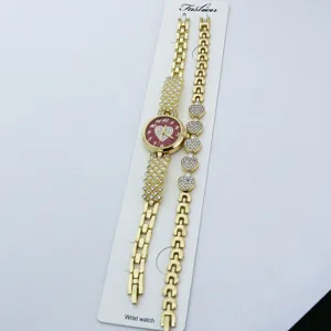 Damen Quarz Uhr Armband Set Gold Mode Strass Herz rotes Zifferblatt Geschenk Verpackung.