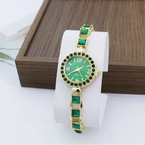 Gedetailleerd overzicht van het luxe groene kwartshorloge met gouden schakels en edelstenen.