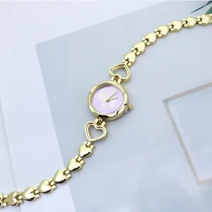 Goldene Herz-Armbanduhr für Damen mit lila Pony-Zifferblatt Detailansicht des Produkts.