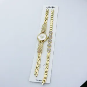 Damen Quarz Mode Uhr und Armband Set mit funkelndem Strass Herz Zifferblatt und goldenem Armband.