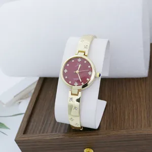 Elegante reloj de cuarzo para mujer con esfera roja y pulsera de pedrería fina.
