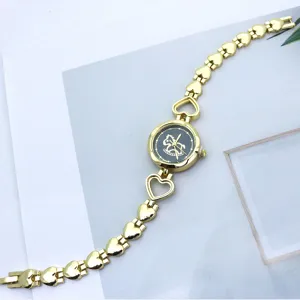 Goldene Damen Quarz Armbanduhr mit Herz Gliedern und stilvollem Pony Zifferblatt schick