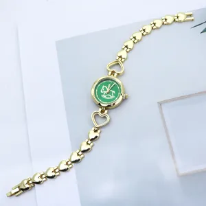 Goldene Herzketten-Quarzuhr für Damen mit elegantem grünem Schaukelpferd-Zifferblatt.