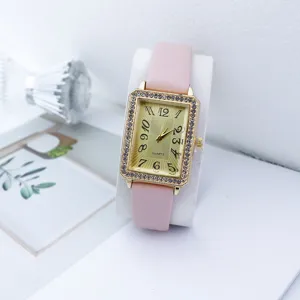 Stijlvolle dames quartz horloge met roze leren band en strass rechthoekige horlogekast.