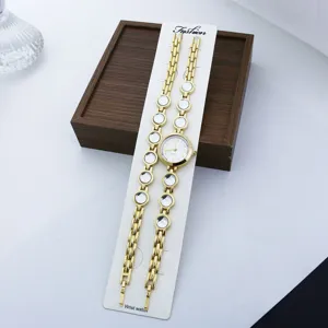 Damen Quarz Mode Armbanduhr Set mit kleinem Zifferblatt und funkelnden Kristallen.