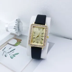 Elegante rechthoekige dameshorloge met strass steentjes op de rand en zwart lederen bandje.