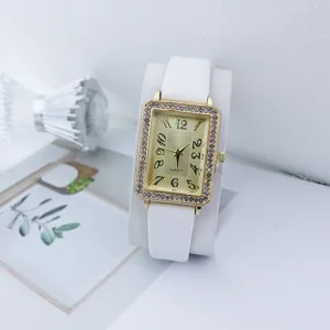Vierkant strass kwartshorloge voor vrouwen met witte lederen band en gouden wijzerplaat.