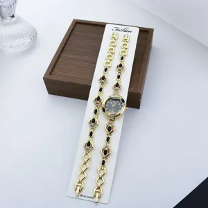 Elegantes Damen Quarzuhren Set in Gold mit funkelnden Strasssteinen und Tropfen Kette.