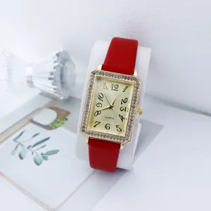 Chique quartz horloge met vierkante strass-ingelegde wijzerplaat en rode lederen band.