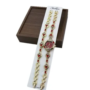 Damen Quarz Mode Armbanduhr Set mit roten Strasssteinen und elegantem kleinen Zifferblatt.
