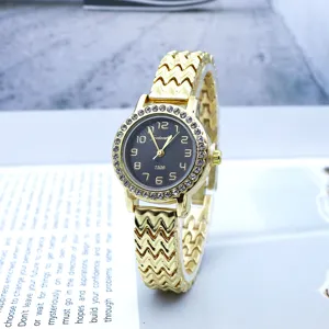 Women Fashion Quartz Watch Inlaid Rhinestone Round Dial Alloy Wavy Chain Wristwatch Elegant Casual Lady Watch Gift