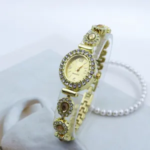 Elegante goldfarbene Damen Quarzuhr mit ovalem Zifferblatt und modischem Armband.