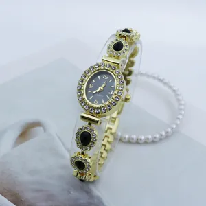 Elegante Damen Quarzuhr mit ovalem Zifferblatt Strass und modischem Goldarmband.