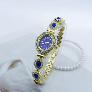 Detailansicht der goldenen Damen-Quarzuhr mit blauem Zifferblatt und Zirkonias.