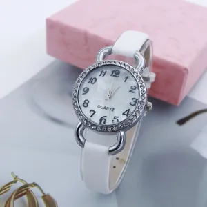 Detailansicht der eleganten Damen Strass Quarzwatch mit weißem Lederarmband und Zifferblatt.