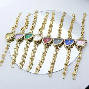 Onregelmatige driehoek wijzerplaat vrouwen quartz horloge met gouden ketting.