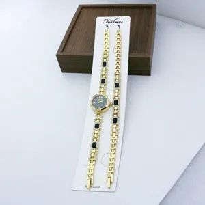 Damen Quarz Mode Armbanduhr Set mit funkelndem kleinen Zifferblatt und passender Kette.