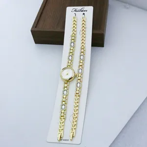 Goldfarbenes Quarzuhr Set mit Strasssteinen, filigranes Armband Detail fuer Damen Mode.