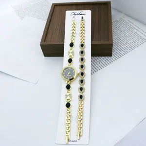 Goldenes Quarzuhren- und Armbandset mit schwarzen Strasssteinen für Damen, Detailansicht.
