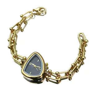 Goudkleurige onregelmatige kwartsketting dameshorloge in vintagestijl modieus item.