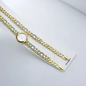 Goldfarbene Quarz-Uhr und Armband Set Detail, funkelnde Strasssteine am Metallarmband.