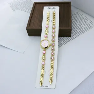 Damen Quarz Modeuhr und Armband Set mit rosa Zifferblatt und Zirkoniasteinen im Detail.