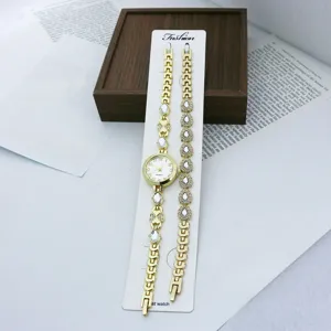 Damen Quarz Modeuhr und Armband Set mit funkelnden Strasssteinen und elegantem Golddesign.
