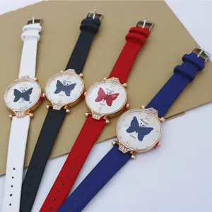 Reloj de cuarzo de moda para mujer con diseño de esfera de mariposa y correa de cuero PU casual.