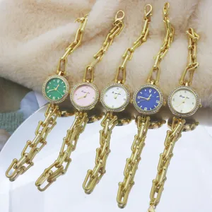 Mode Luxus Legierung Gliederketten Armbanduhr Für Damen Rundes Zifferblatt Strass Eingelegt Quarz Armbanduhr Hufeisen Design Elegante Damenuhr