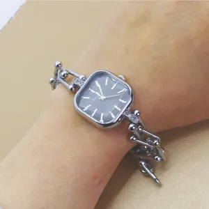 Modische quadratische Quarzuhr Damen Luxus Armbanduhr mit einzigartigem Kettenarmband Design.