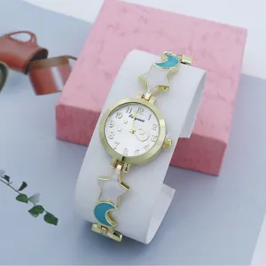 Orologio al quarzo da donna con cinturino a stella e luna, dettaglio quadrante bianco.