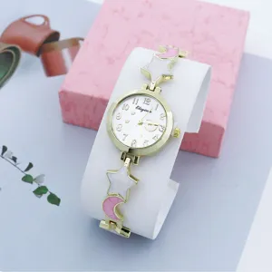 Orologio bracciale da donna alla moda con graziosi ciondoli stella e luna cassa dorata.