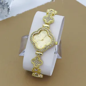 Montre quartz femme trèfle à quatre feuilles strass dorée gros plan détail affichage.