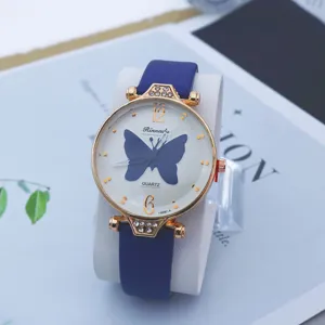 Reloj de cuarzo para mujer con esfera de mariposa azul y bonita correa de cuero chic.