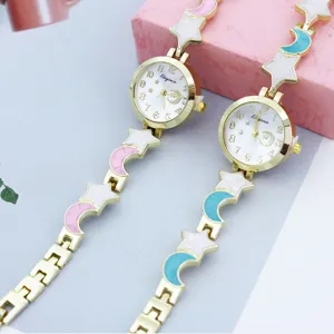 Primo piano dettaglio di orologio quarzo donna moda con design bracciale stella luna.