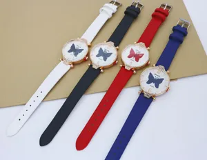 Reloj de cuarzo para mujer con esfera de mariposa y correa de cuero elegante.